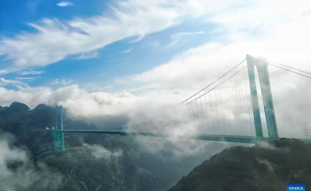 Đi xuyên mây trên cây cầu bắc qua 'vết nứt Trái Đất' ở Trung Quốc