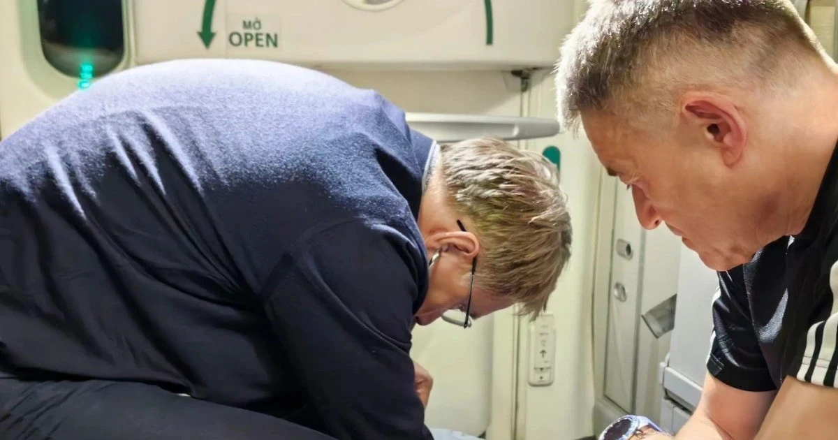 Bộ trưởng Y tế Nga sơ cứu cho nam hành khách bị cao huyết áp trên chuyến bay đến Việt Nam