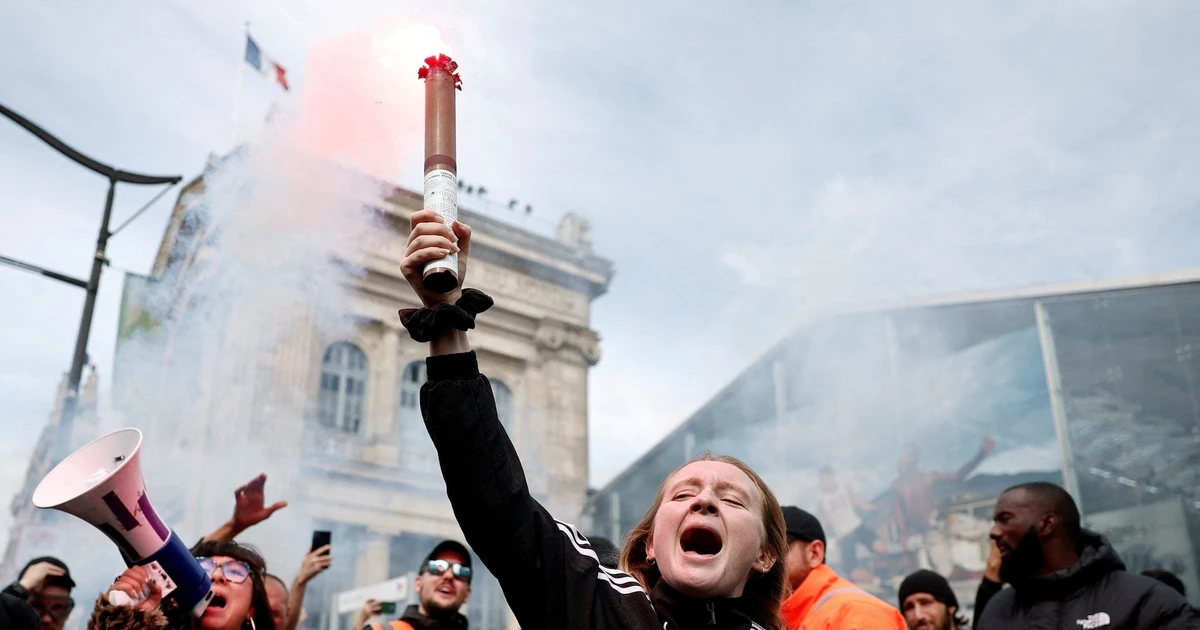 Giới trẻ biểu tình trên khắp nước Pháp, hàng trăm người bị bắt