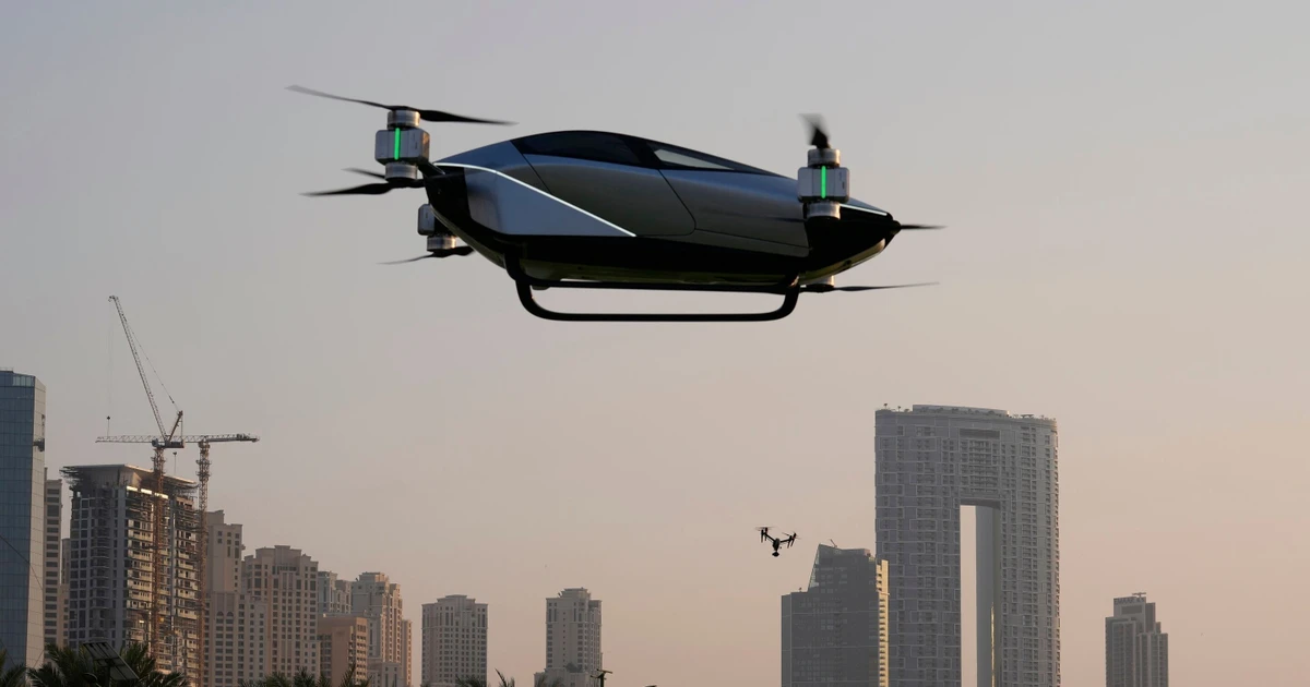 Tập biểu diễn, hai xe điện bay đâm nhau trên không