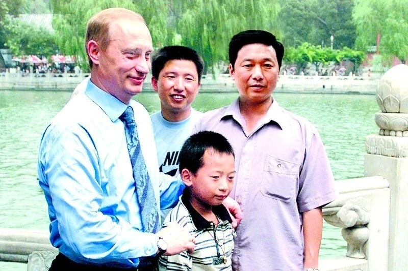 Hãng tin Nga tìm cậu bé chụp ảnh chung với Tổng thống Vladimir Putin cách đây 25 năm