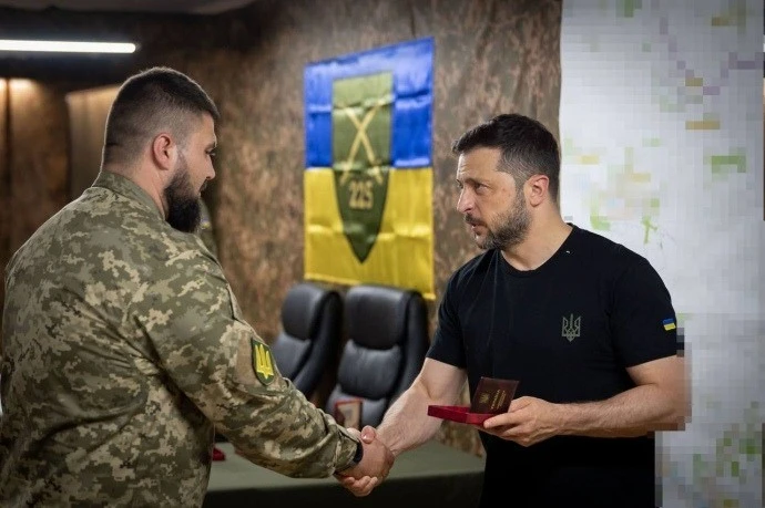 Tổng thống Ukraine thăm lực lượng giáp biên giới Nga, bàn bước đi tiếp theo