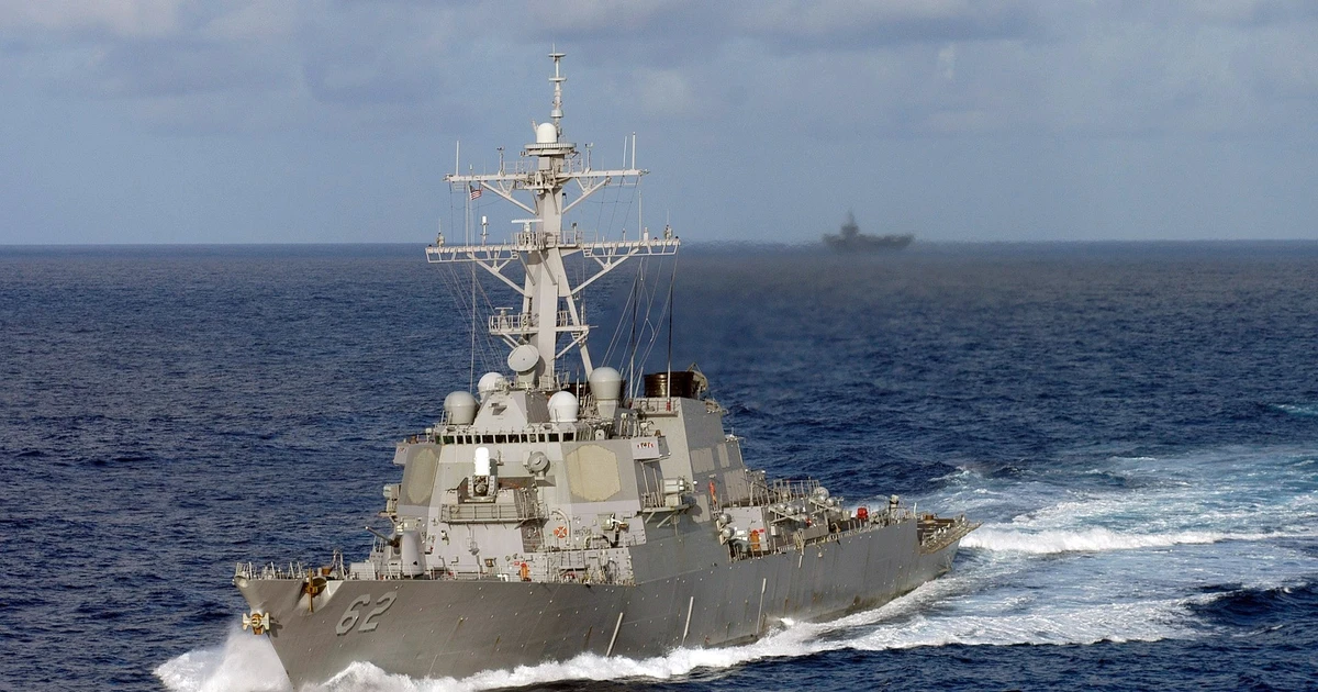 Quân đội Iran điều trực thăng cảnh báo khi tàu khu trục Mỹ lại gần