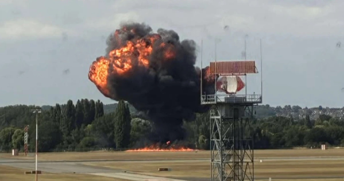 Anh: Máy bay rơi ngay sau khi cất cánh rồi phát nổ dữ dội