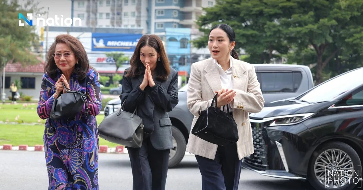 Vợ cũ cùng hai con gái đến thăm cựu Thủ tướng Thái Lan Thaksin trong tù