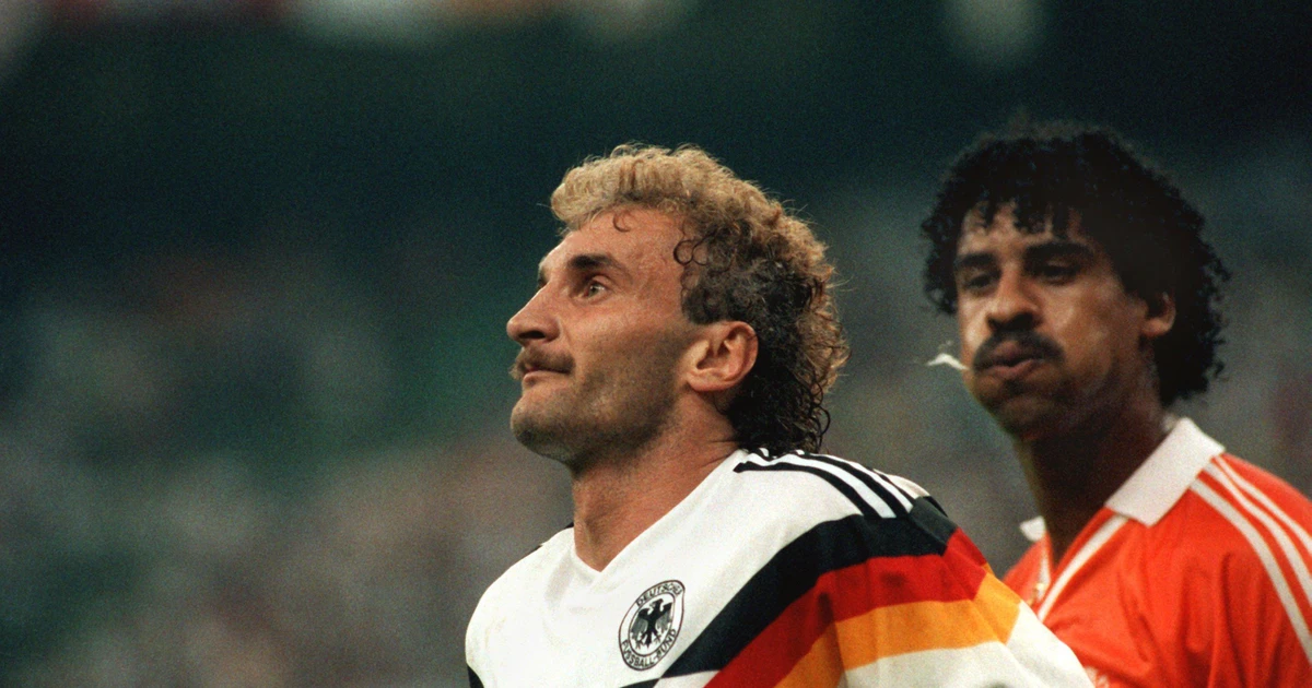 Lịch sử World Cup 1990: Pha 'phun mưa'của Rijkaard phơi bày mối 'thâm thù' Đức - Hà Lan