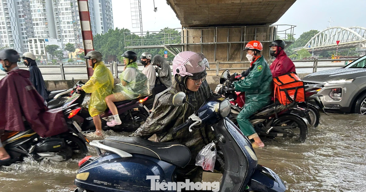 Xe chết máy, người dân TPHCM lội bì bõm giờ tan tầm