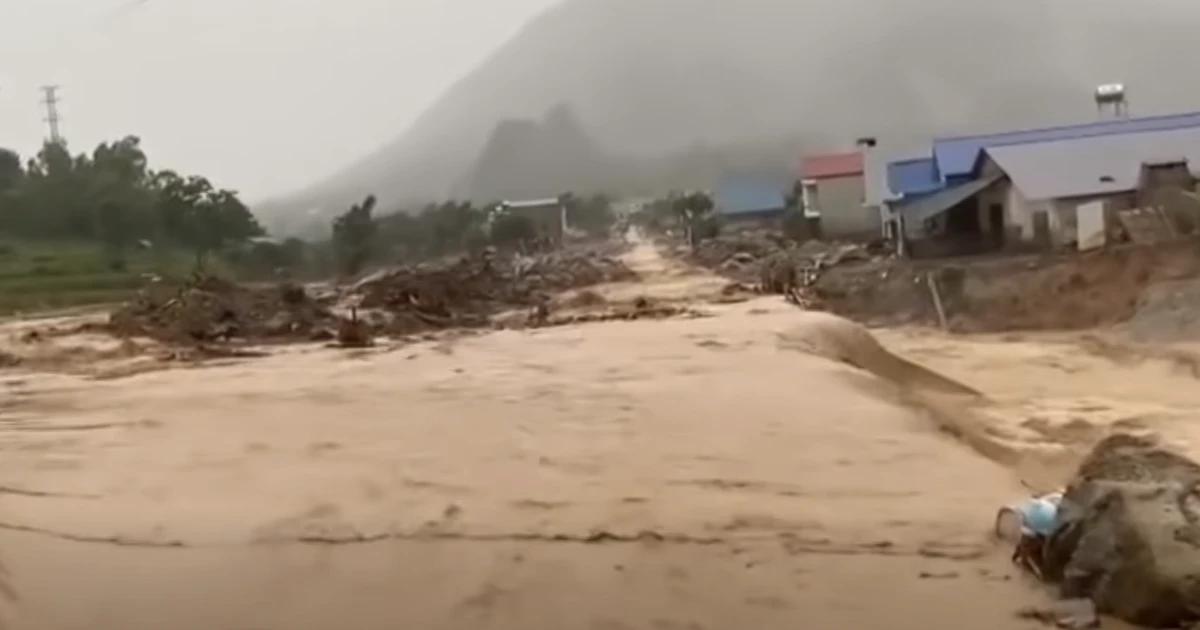 Lũ lại tràn về Mường Than, yêu cầu người dân tránh xa điểm sạt lở