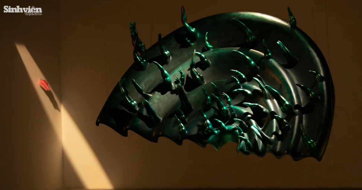 Bên trong triển lãm khoa học nghệ thuật độc đáo khiến giới trẻ Thủ đô 'đổ xô' đến check in