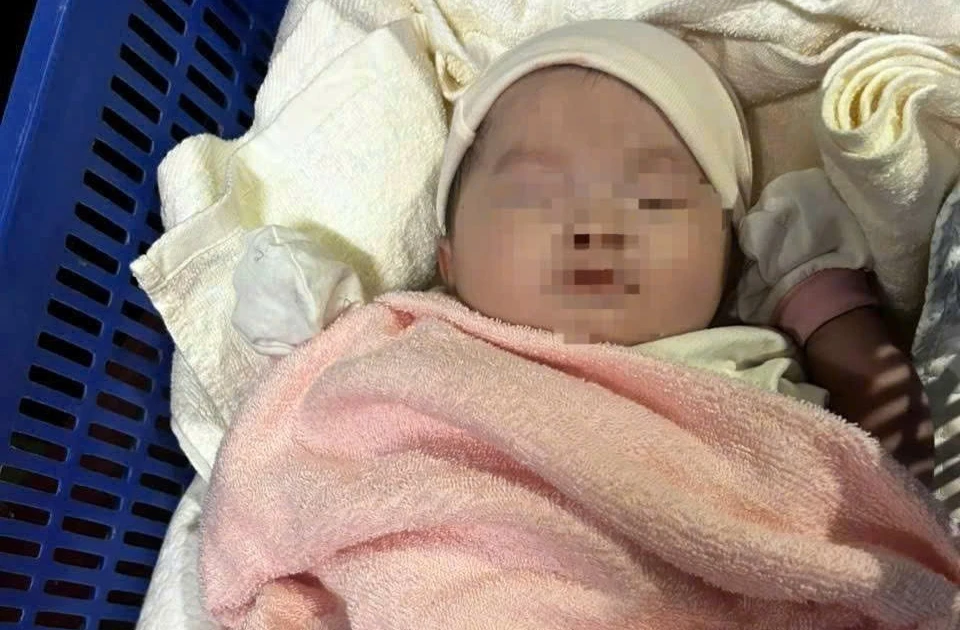 Bé sơ sinh bị bỏ rơi trước cổng nhà dân, kèm thư tay 'con là sinh viên, trót dại'