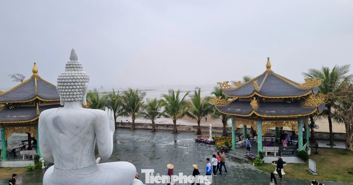 Xin lộc đầu năm ở ngôi chùa view biển nổi tiếng nhất Thanh Hóa