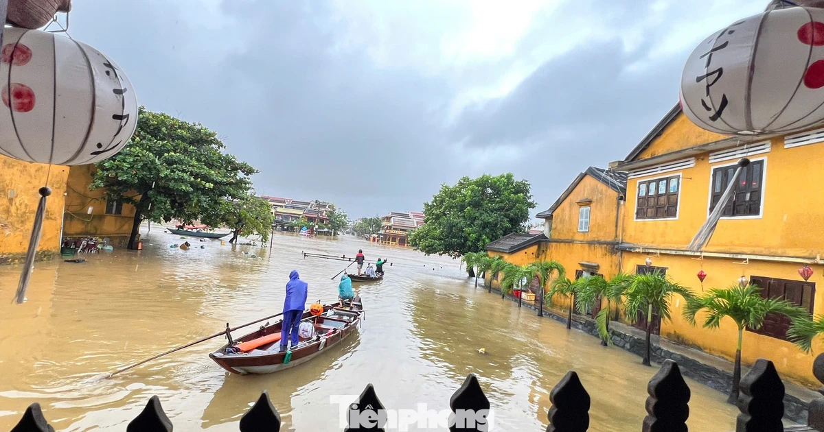 Phố cổ Hội An mênh mông nước, người dân và du khách di chuyển bằng thuyền