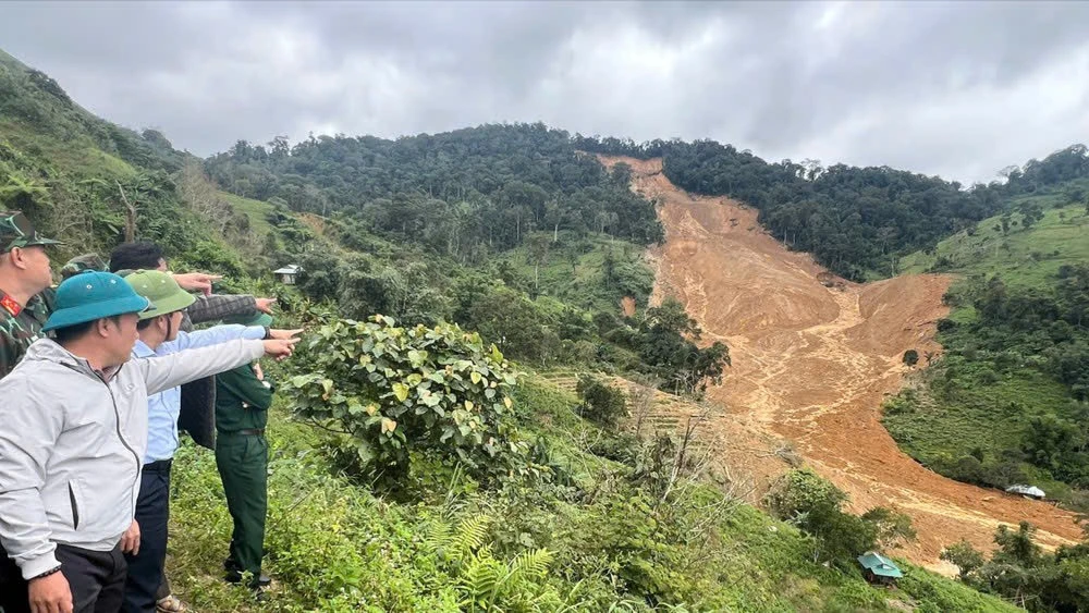 Mưa lớn kéo dài, sạt lở tái diễn ở xã biên giới Đà Nẵng