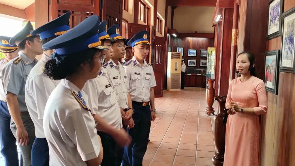 Tuổi trẻ Bộ Tư lệnh Vùng Cảnh sát biển 2 hành quân về nguồn