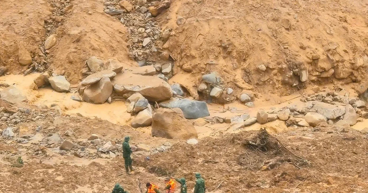 Núi phát ra tiếng nổ lớn, đất đá tràn xuống hiện trường sạt lở nơi đang vùi lấp 3 người