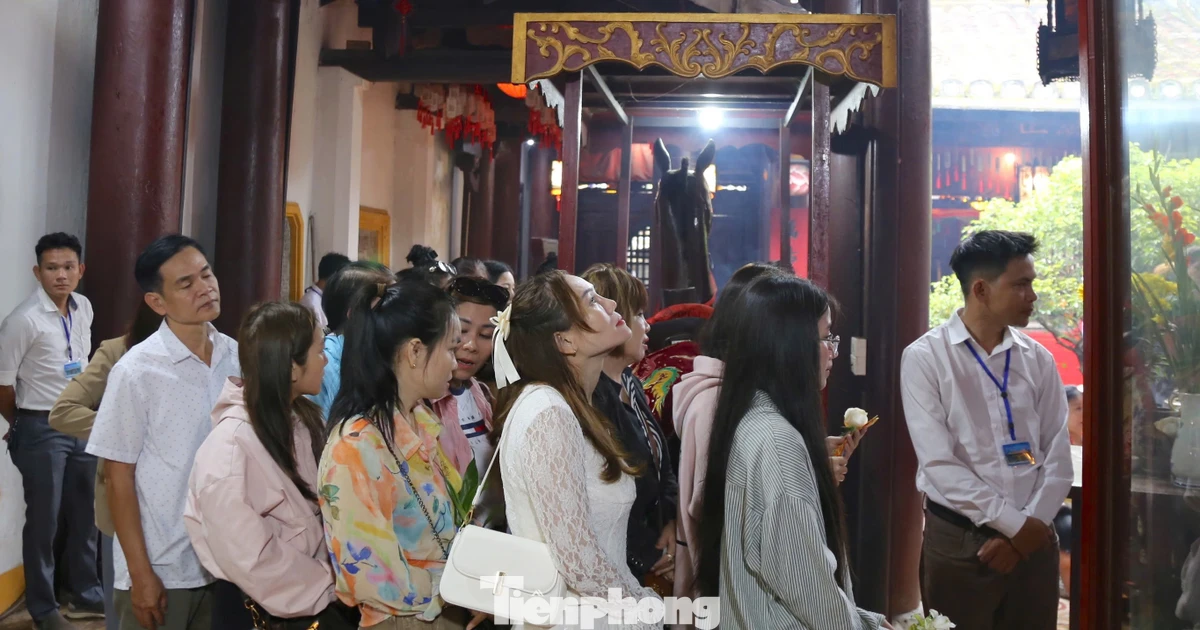 Xếp hàng xin lộc tại ngôi chùa gần 400 năm tuổi ở Hội An