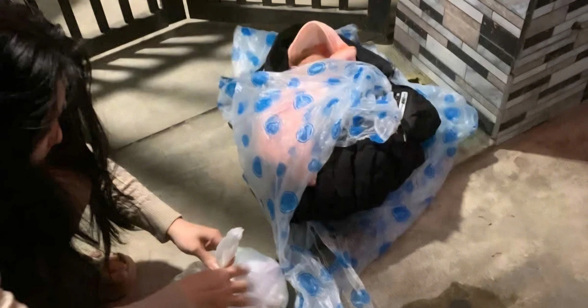 Bé trai sơ sinh bị bỏ trước cổng nhà dân ở Đà Nẵng kèm lời nhắn ‘nhờ nuôi giúp’