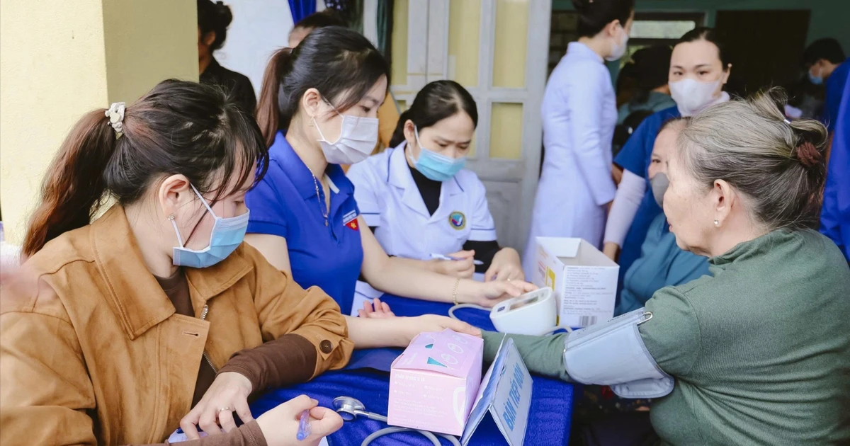 Đà Nẵng: Khám bệnh, phát thuốc miễn phí và tặng quà bà con vùng cao sau mưa lũ