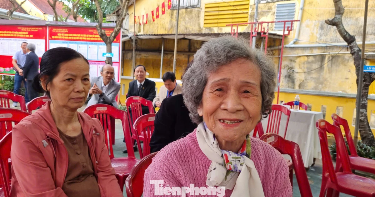 Cụ bà 93 tuổi dậy sớm đi bầu cử