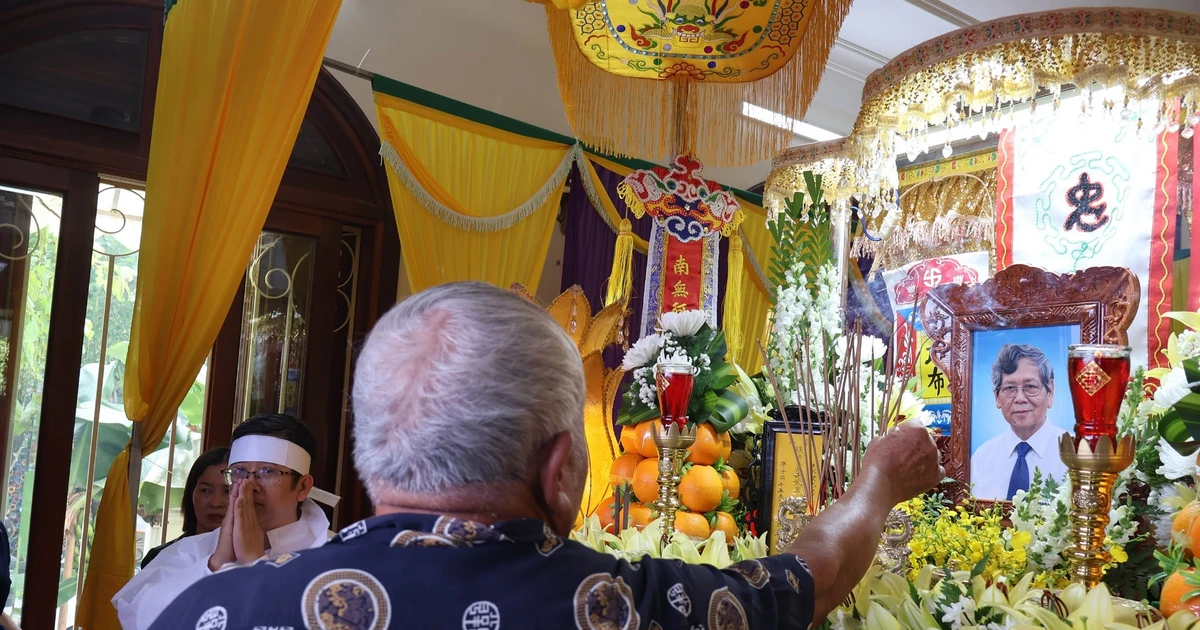 Dòng người xúc động viếng, tiễn biệt ông Vũ Ngọc Hoàng