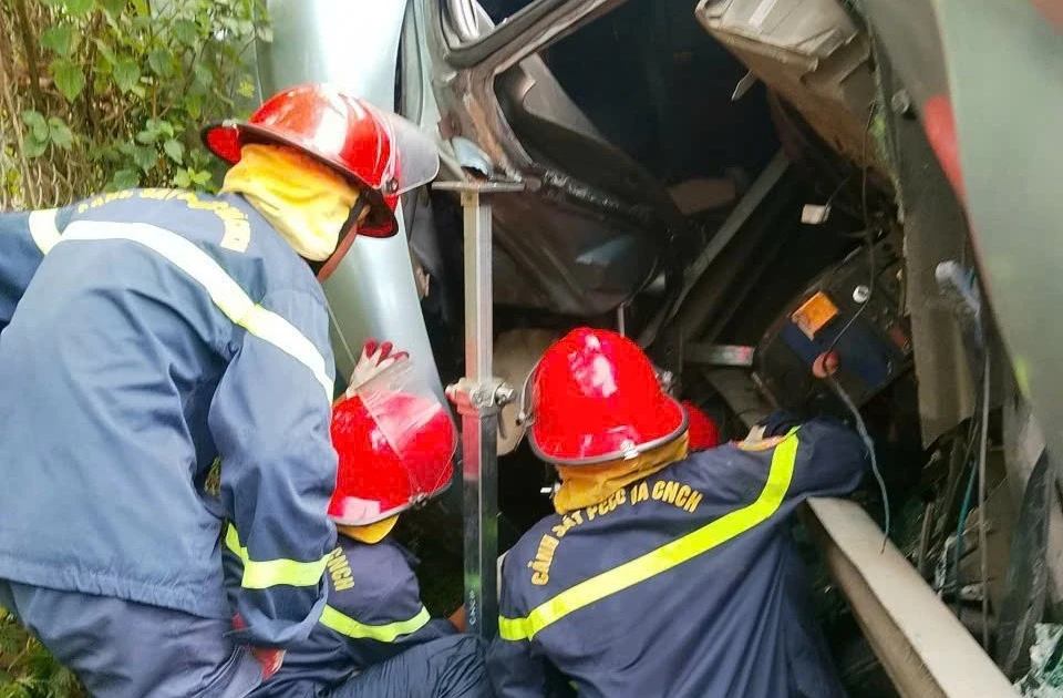 Giải cứu khẩn tài xế mắc kẹt trên cao tốc