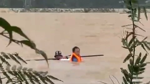 Ghe lật úp giữa dòng nước lũ, một người mất tích