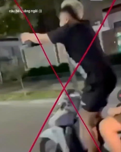 Buông hai tay lái xe máy quay video đăng Facebook để ‘thể hiện với bạn bè’