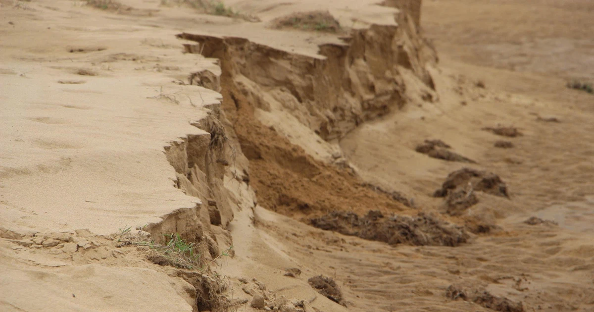 Hơn chục nghìn mét khối đất cát tràn vào ruộng đồng ở Đà Nẵng