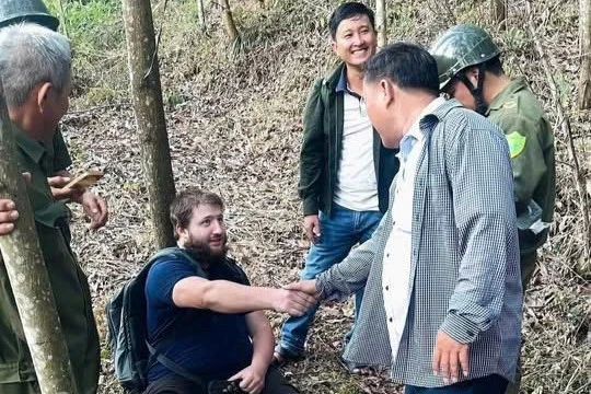Cứu hộ du khách Đức bị gãy chân khi phượt một mình trên núi ở Đà Nẵng