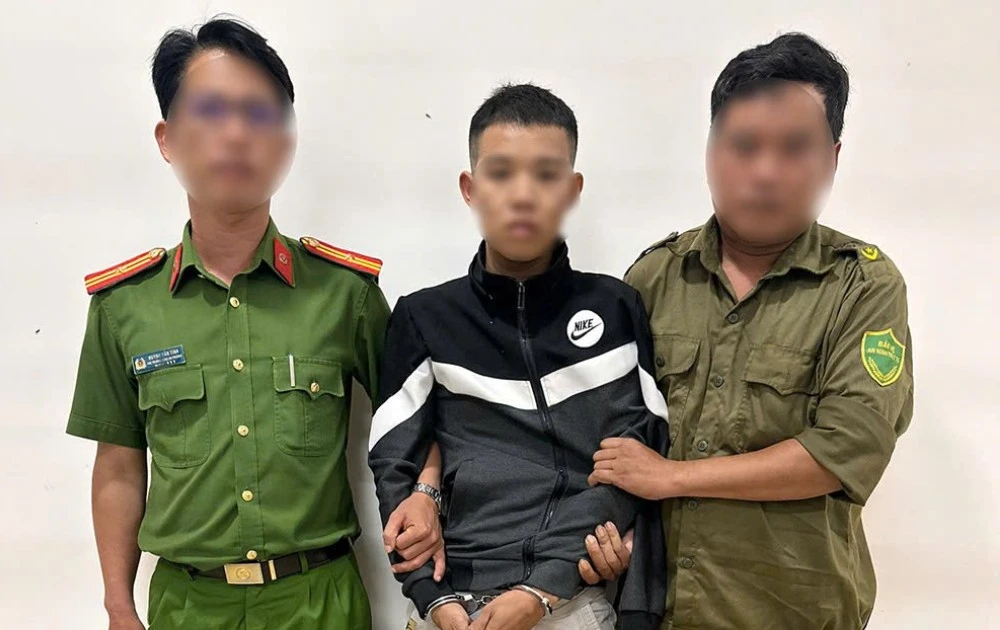 Bắt đối tượng mang kiếm tấn công cha ruột, ném 'bom xăng' vào công an