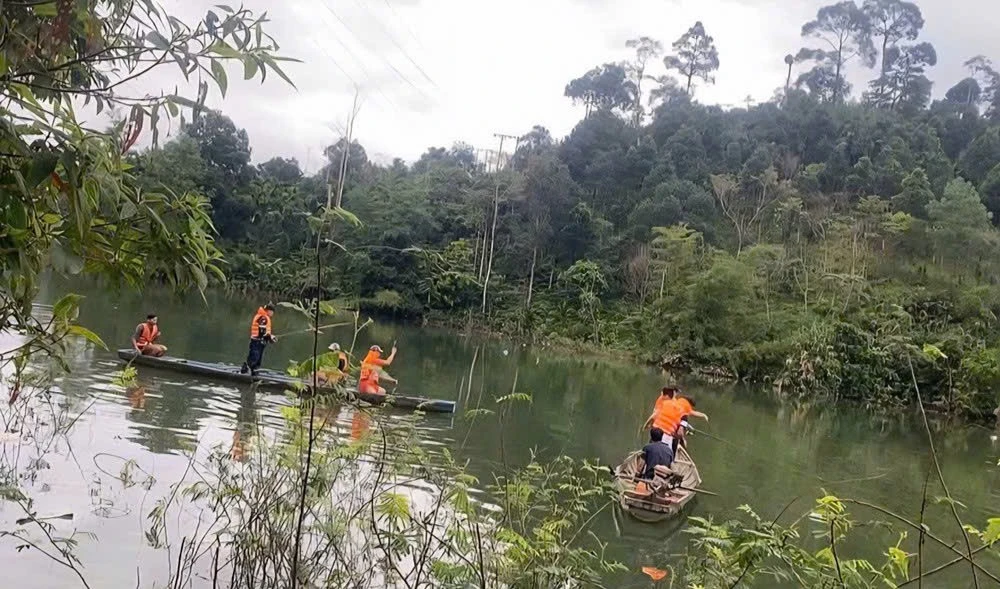 Lật ghe khi đi đánh cá cùng bố, cháu bé tử vong
