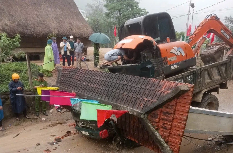 Xe tải chở xe múc tông sập cổng chào làm 2 người tử vong