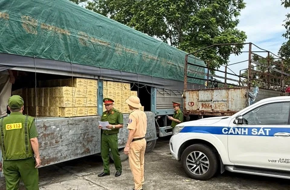 Phát hiện 400 thùng bia, 4 tạ thực phẩm không rõ nguồn gốc ở Tuyên Quang