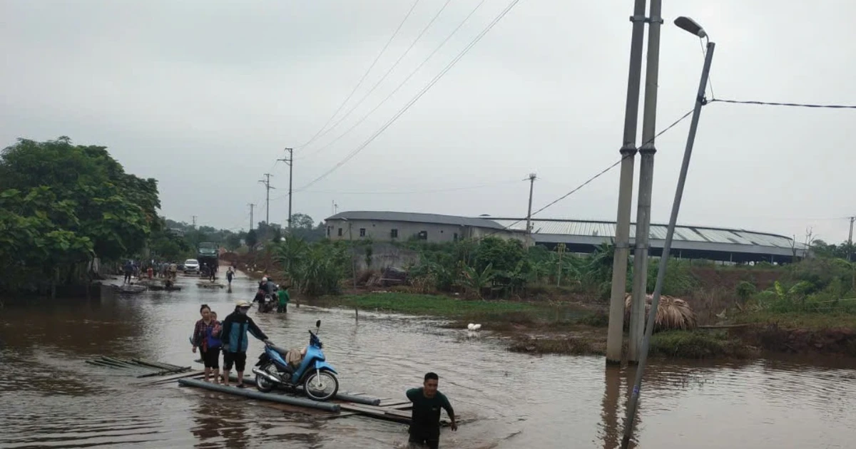 Người dân Tuyên Quang tự chế bè chở xe vượt điểm ngập thu hơn trăm nghìn mỗi lượt