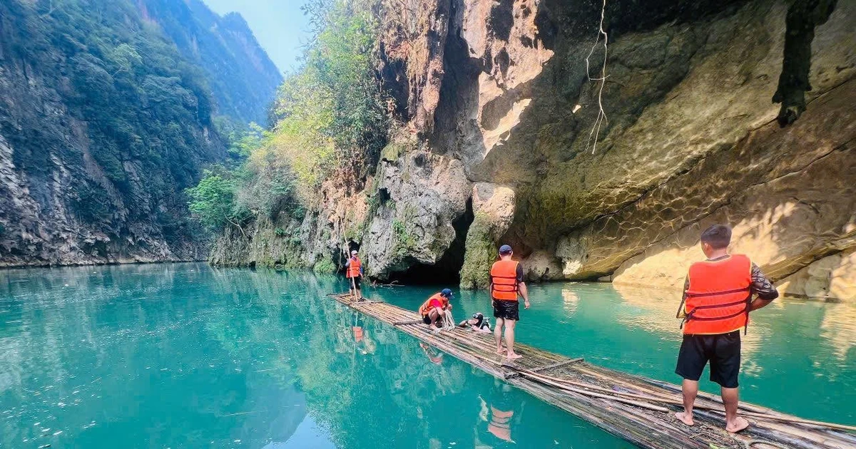 Một học sinh tử vong, một học sinh mất tích trên sông Nho Quế