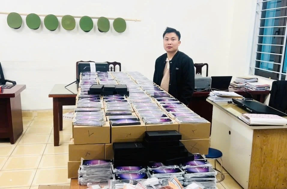Phá đường dây tiêu thụ hơn 1.000 điện thoại Samsung giả trên toàn quốc