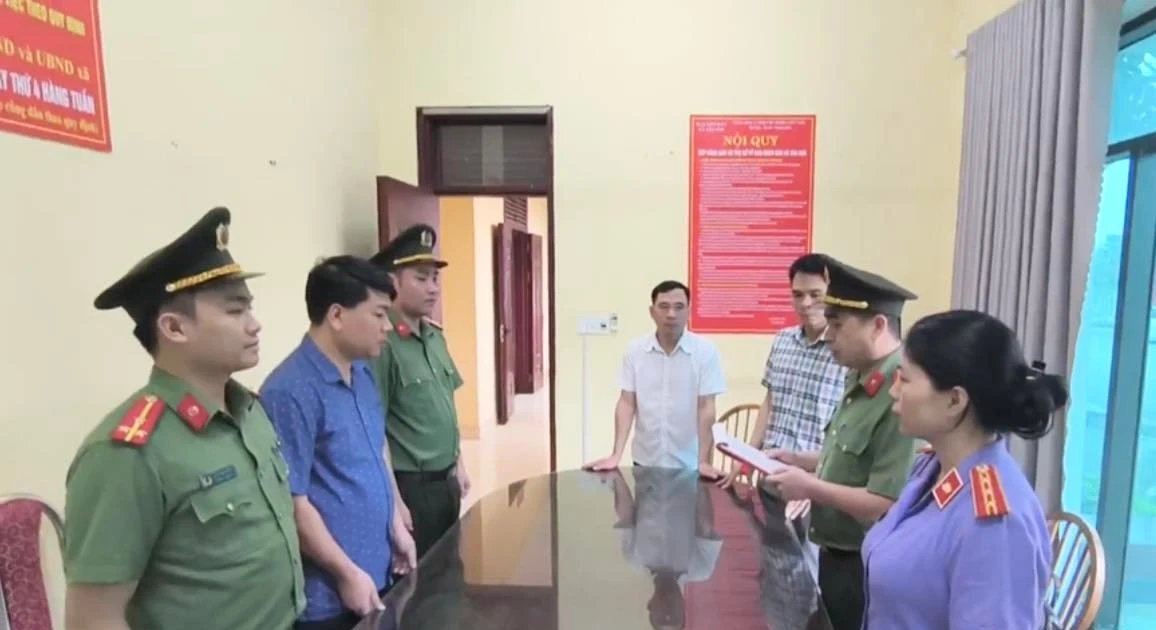 Lừa lấy tiền nhập học của sinh viên tại chức, khi tốt nghiệp còn giao bằng giả