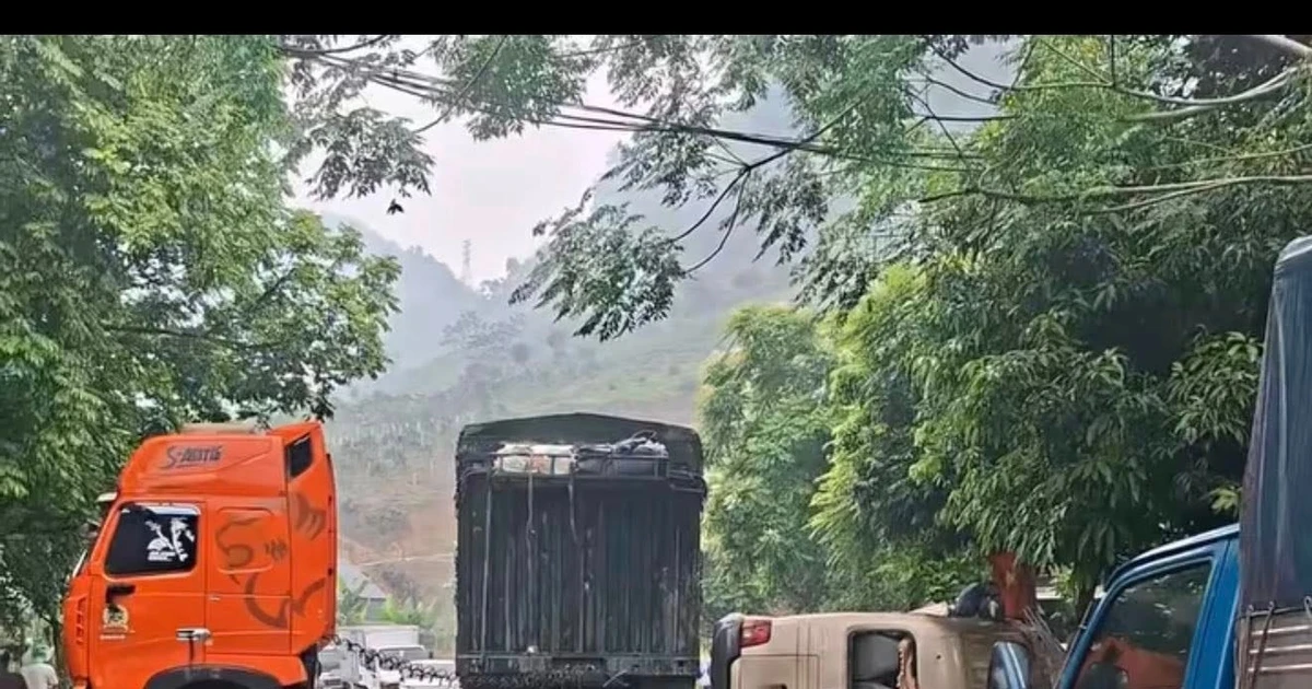 Lật xe khách ở Tuyên Quang, nhiều người thoát nạn