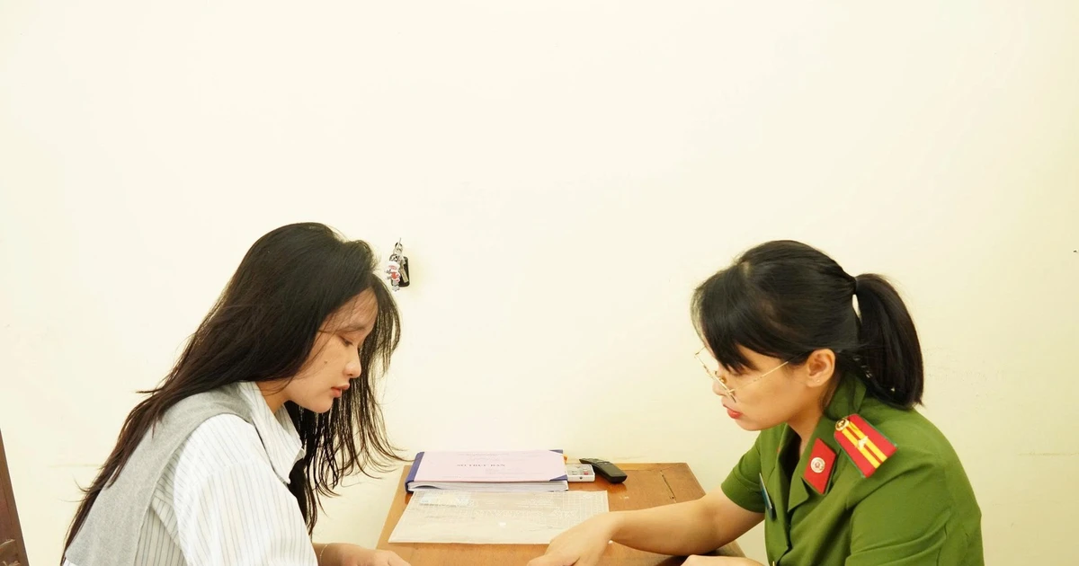 Nữ cử nhân Luật viết đơn tình nguyện khoác áo lính