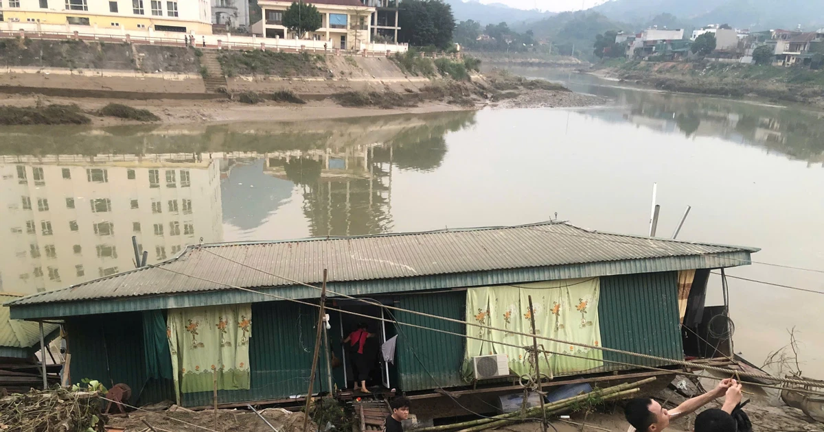 Nhà bè tại Tuyên Quang bị nghiêng, người dân trình báo vàng rơi xuống sông