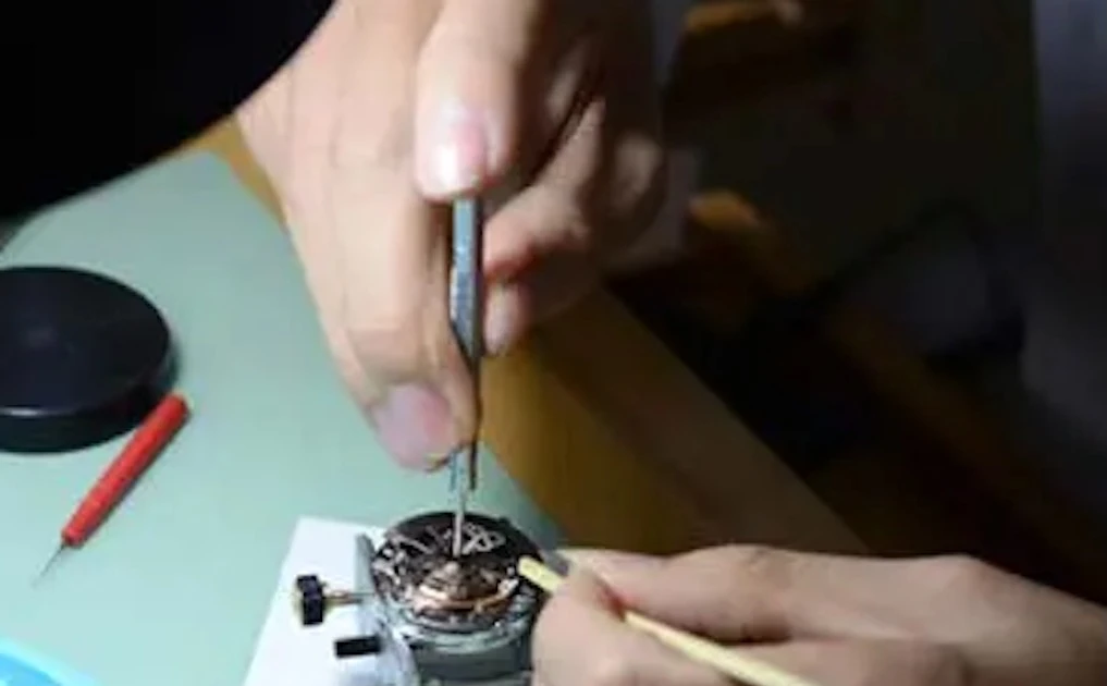 Người đàn ông hơn 40 năm sửa 'cỗ máy thời gian' ở TPHCM