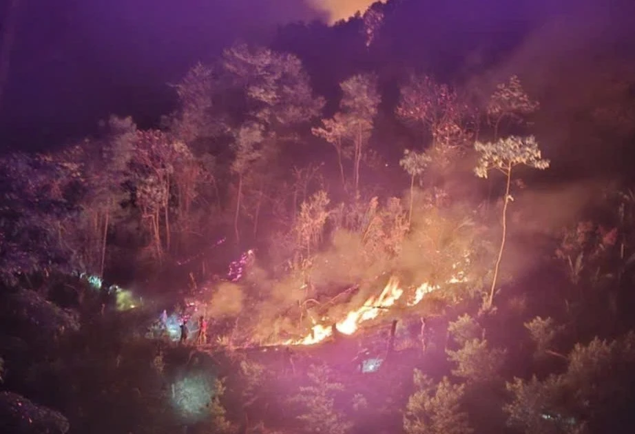 Hơn 300 người xuyên đêm dập cháy rừng ở Lai Châu