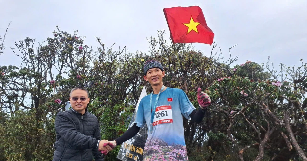 Hơn 300 vận động viên thi leo lên ngọn núi cao gần 3.000 mét tại Lai Châu