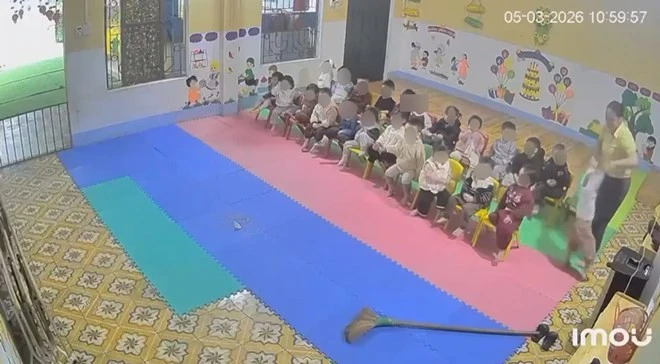 Một giáo viên mầm non bị cho nghỉ việc vì thô bạo với học sinh