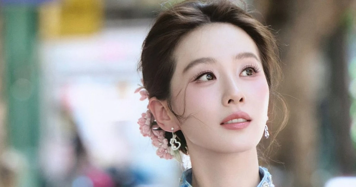 Lưu Thi Thi đỏ bừng mặt vì nắng nóng Hà Nội, fan Trung lại tưởng phấn má quá xịn