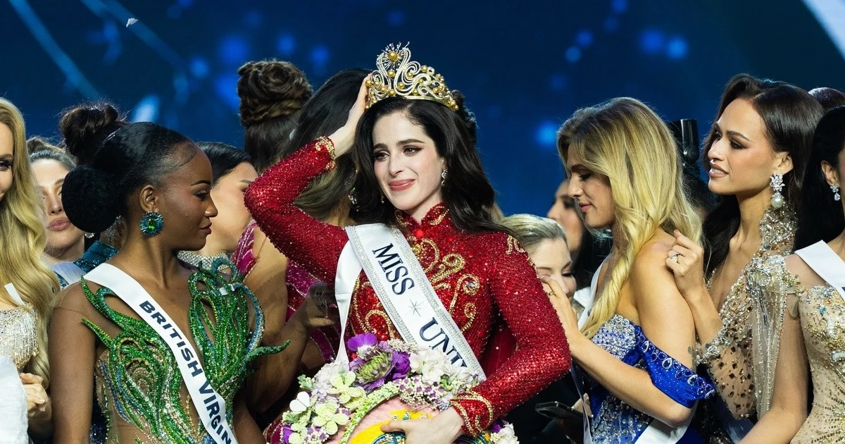 Cận cảnh bộ váy đăng quang nhìn qua ngỡ "áo dài cưới" của tân Miss Universe 2025