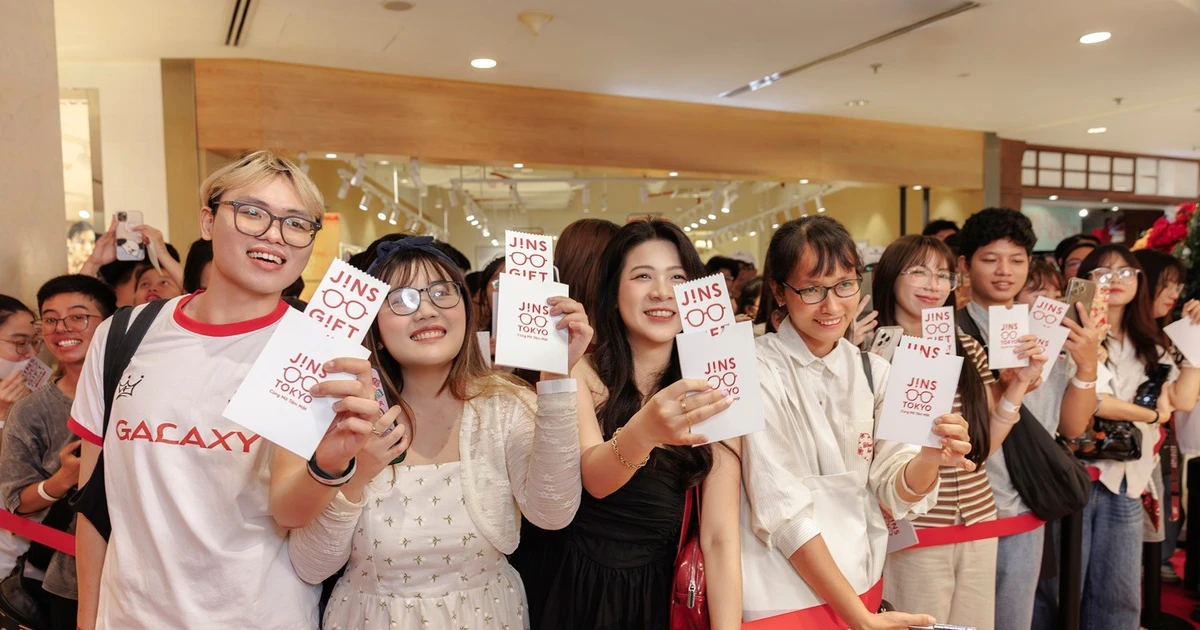 Giới trẻ Sài Gòn háo hức "check-in" với kính mắt thời thượng tại JINS Saigon Centre