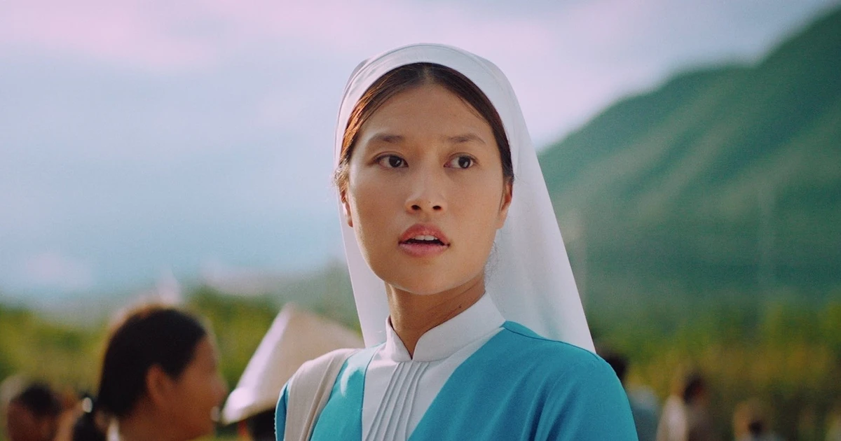 Hiếm thấy nàng hậu Việt nào chịu chơi cỡ này: Để mặt mộc hoàn toàn trên phim