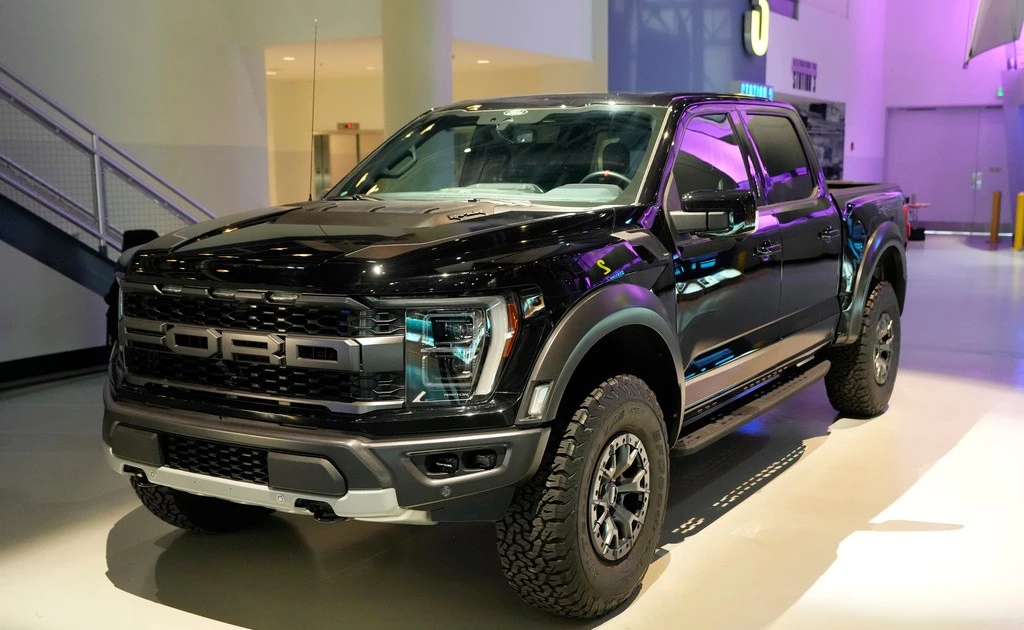 Xe tải Ford và bài kiểm tra ngoại giao đầu tiên của nữ Thủ tướng Nhật Bản