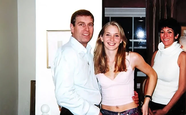 Bê bối đeo bám, Hoàng tử Anh Andrew từ bỏ tước hiệu hoàng gia